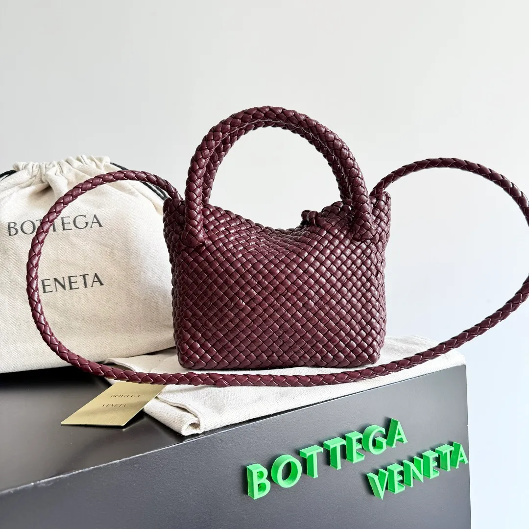 Batch 3760 BV collectible small woven handbags are really YYDS!! Bottega Veneta’s most classic small woven handbags are back! ! We use the highest quality leather with the highest craftsmanship❤️ to create the most expensive works. We have created the Intrecciato leather weaving process❤️ This unique traditional exclusive leather weaving method has not only become our logo but also reflects the time-consuming and labor-intensive craftsmanship of our products❤️ The new TOSCA handbag must be a selection worth collecting🆕 Style number: 776755 Size: 20*15.5*7cm